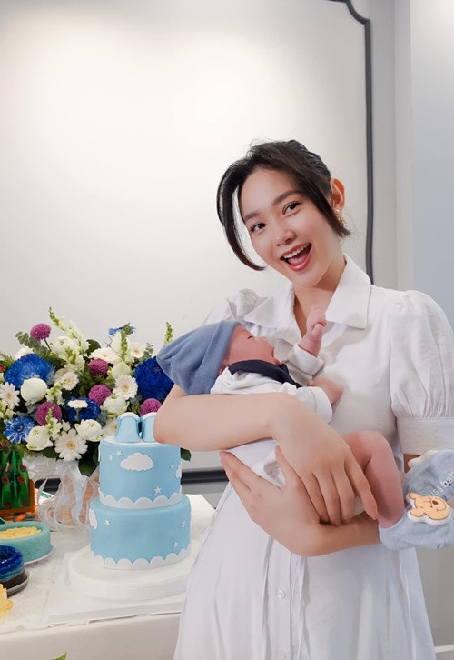 Nữ ca sĩ Minh Hằng sinh con trai đầu lòng hồi tháng 8. Mới đây, cô tổ chức tiệc đầy tháng cho quý tử.