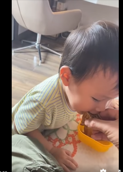 Mới đây, trên trang cá nhân, Quý Bình đăng tải clip được con trai Eric mời ăn nửa chiếc bánh trung thu. "Một tiếng ba ngọt ngào hơn cả chiếc bánh Trung thu! Yêu con", nam diễn viên viết.