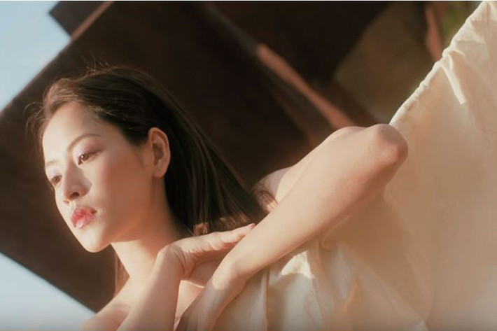 Từ khi lấn sân ca hát, Chi Pu bị chê tơi tả về giọng hát còn yếu, mỏng. Tuy nhiên mặc những ý kiến trái chiều, hot girl Hà thành liên tục tung MV.