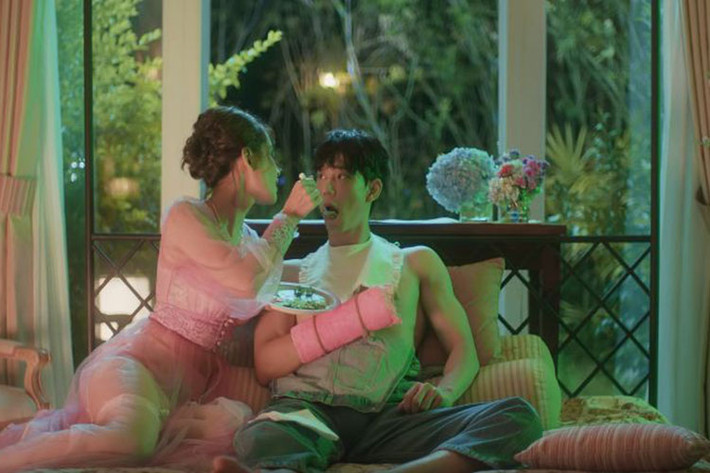 Hot girl Chi Pu vừa tung MV mới mang tên "Mời anh vào team em" được gắn mác 16+.