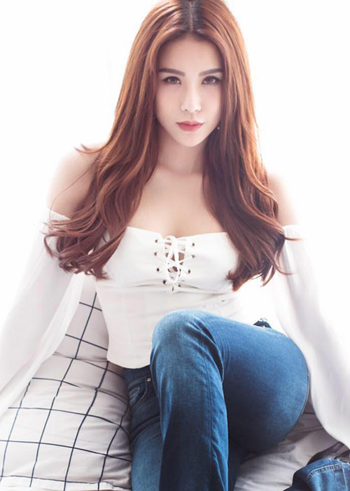 Diệp Lâm Anh lại từng thử sức ở cuộc thi Hoa khôi Thể thao năm 2012 nhưng không đoạt danh hiệu nào.