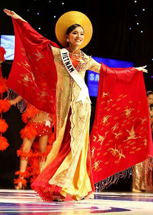 Thùy Lâm lại mang đến Hoa hậu Hoàn vũ Thế giới 2009 bộ quốc phục được cách điệu từ trang phục của Nam Phương hoàng hậu. Ảnh: Vietnamnet