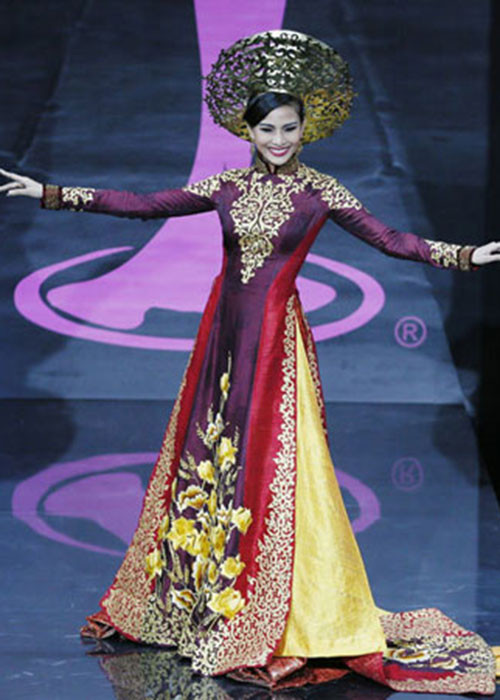Trương Thị May diện chiếc áo dài họa tiết hoa sen trên chất liệu lụa truyền thống tại mùa giải năm 2013. Ảnh: Vietnamnet