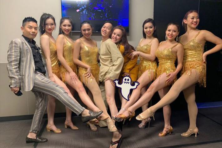 Nữ ca sĩ Vy Oanh vừa chia sẻ hình ảnh danh hài Hoài Linh khoe chân dài thon gọn, nuột nà không kém cạnh các nữ vũ công xinh đẹp. Ảnh: FBNV