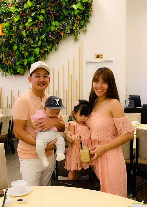 Hải Băng đang mang bầu lần 3. Theo lời nữ ca sĩ, cô đối mặt với nhiều rủi ro trong lần mang thai này vì sinh mổ cách đây ít tháng.