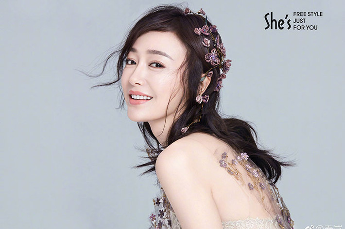 Xinh đẹp, nổi tiếng nhưng Tần Lam hiện vẫn độc thân.