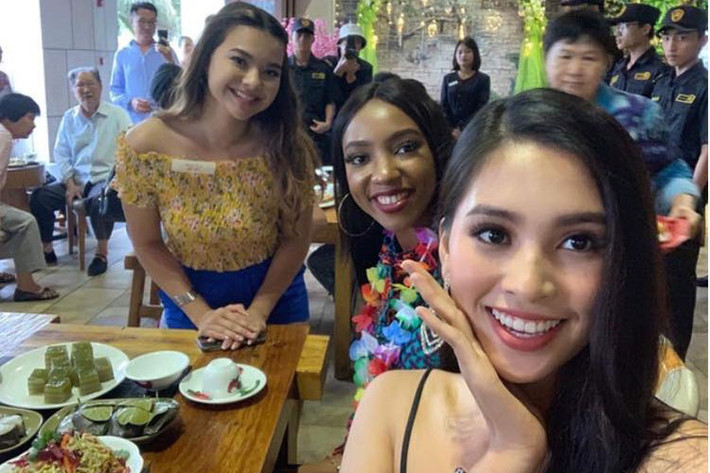 Đại diện Việt Nam chăm chỉ chụp ảnh selfie cùng các thí sinh thân thiết.