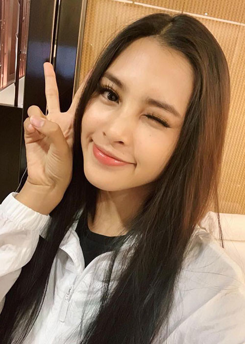 Không váy áo lộng lẫy, Tiểu Vy vẫn xinh đẹp hút hồn.
