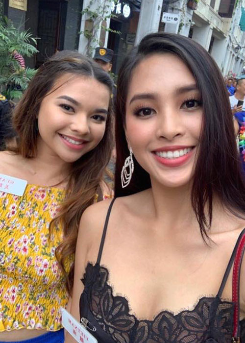 Tham gia một hoạt động tại cuộc thi Miss World 2018 (Hoa hậu Thế giới), Hoa hậu Trần Tiểu Vy gợi cảm với áo hai dây ren.