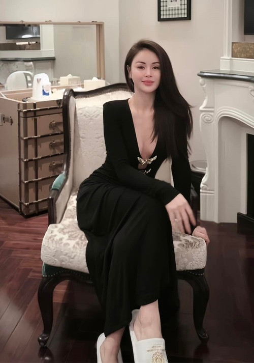Phong cách thời trang của Lương Thu Trang đa dạng. Cô chuộng váy áo thanh lịch gợi cảm ở sự kiện. Ảnh: FB Lương Thu Trang.