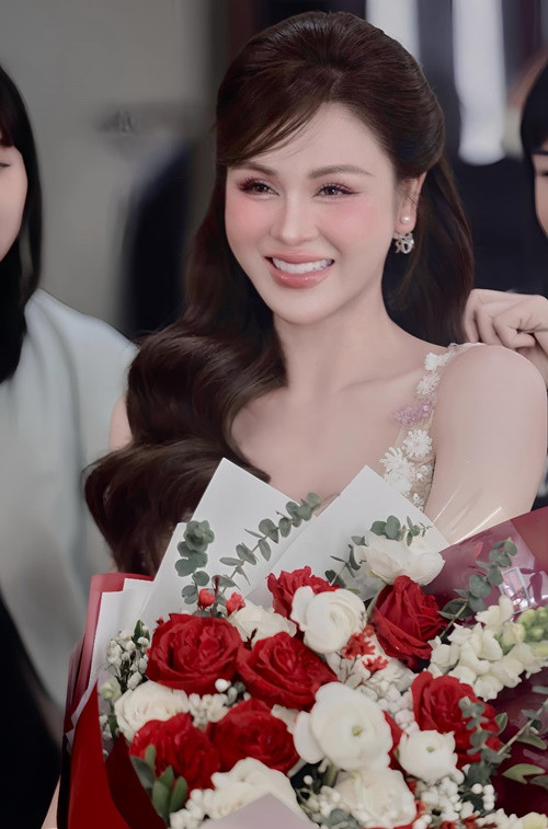 Trong cuộc phỏng vấn với VOV, Lương Thu Trang tâm sự rằng cô đã quá quen với tin đồn phẫu thuật thẩm mỹ. Nữ diễn viên cho biết, cô luôn muốn bản thân tốt hơn đẹp hơn mỗi ngày trong mắt khán giả. Ảnh: FB Lương Thu Trang.