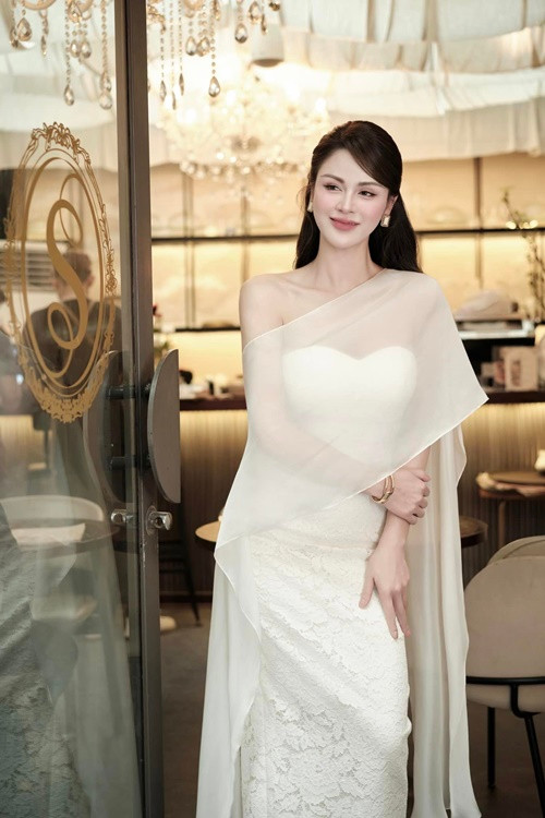 Lương Thu Trang sinh năm 1990, có ngoại hình nổi bật với vóc dáng thon gọn, làn da trắng, gương mặt xinh đẹp. Ảnh: FB Lương Thu Trang.