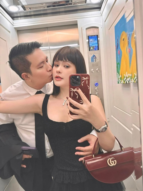 Bên nhau 13 năm, có 3 con chung, vợ chồng Đoàn Di Băng vẫn tình tứ như ngày mới yêu.