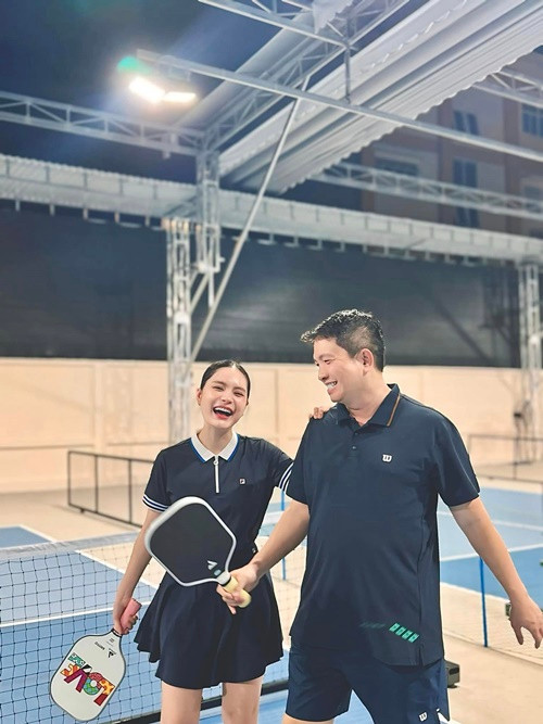 Cặp đôi thường xuyên đi du lịch, cùng chơi pickleball.