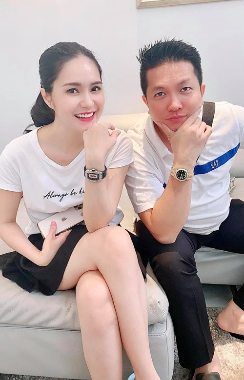 Doanh nhân Quốc Vũ chiều chuộng Di Băng. Kỷ niệm 2 năm ngày cưới, Di Băng được chồng tặng xe 2 tỷ. Nhân ngày 20/10/2020, doanh nhân Quốc Vũ tặng vợ chiếc xe có giá hơn 20 tỷ đồng.