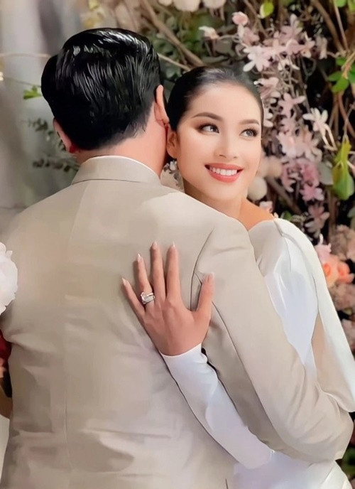 Phạm Hương giấu mặt chồng chưa cưới. Tuy nhiên, trên mạng xã hội, có tin đồn nửa kia của Phạm Hương là Bobby Phước Trần, CEO của một công ty sáng lập, điều hành trên nhiều lĩnh vực xuất - nhập khẩu hàng hóa, xe hơi từ Mỹ sang châu Á, khu nghỉ dưỡng, đầu tư hỗ trợ các doanh nghiệp mới thành lập.