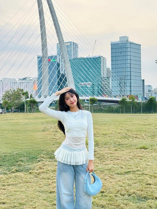 Đến nay, Hồng Thu đã đóng 20 phim truyền hình, phim ngắn, video quảng cáo.
