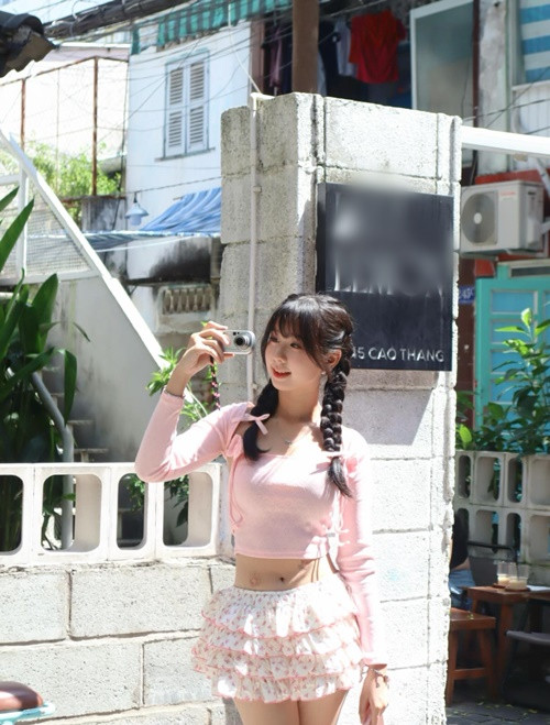 Theo Người Đưa Tin, Hồng Thu làm người mẫu nhí từ năm 5 tuổi. 8 tuổi, cô có vai diễn đầu tay.