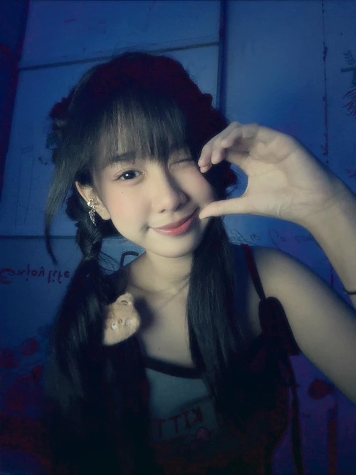 Nữ diễn viên phim Lật mặt 8: Vòng tay nắng sinh năm 2011, có chiều cao gần 1m7.