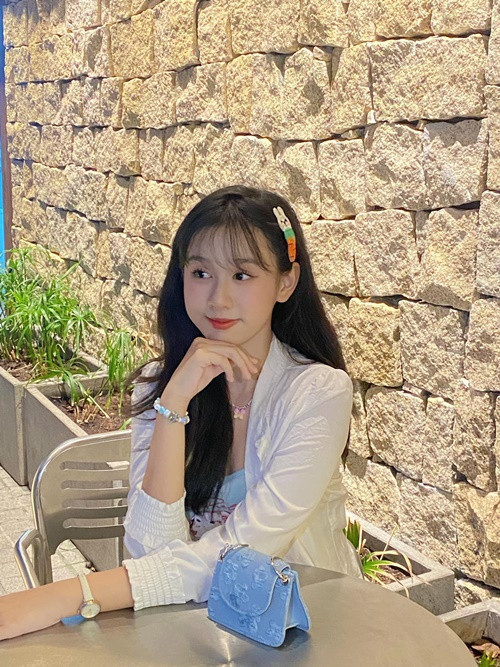 Hồng Thu xinh như hot girl, có phong cách thời trang nữ tính.