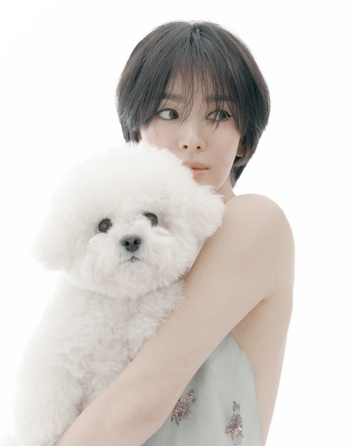 Tuổi 44, vợ cũ Song Joong Ki sở hữu gương mặt trẻ trung, vóc dáng thon gọn. Ảnh: Instagram Song Hye Kyo.