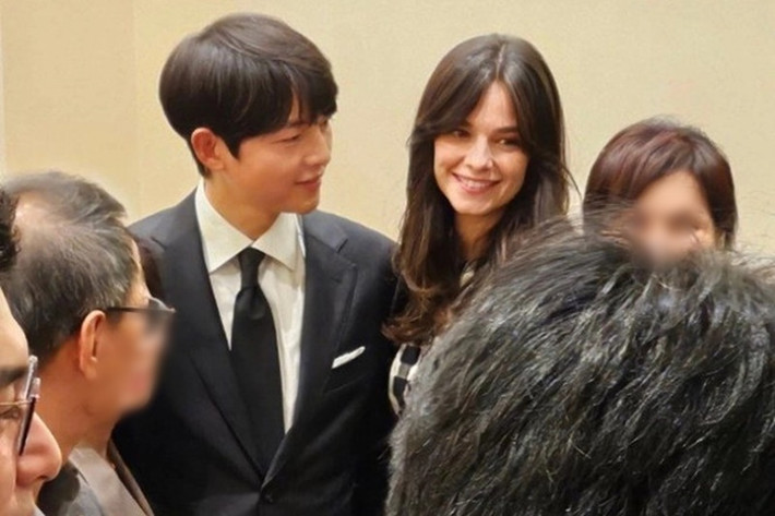 Cuối năm 2022, Song Joong Ki thừa nhận hẹn hò Katy - cựu diễn viên người Anh. Tháng 1/2023, Song Joong Ki kết hôn lần 2 đồng thời xác nhận Katy mang bầu. Ảnh: Vietnamnet.