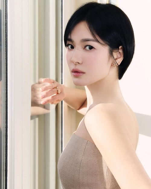 Sau khi ly hôn, Song Hye Kyo vẫn giữ được độ hot. Cô đắt show phim ảnh, quảng cáo. Theo Tiền Phong, ước tính đến tháng 4/2024, Song Hye Kyo có khối tài sản ròng lên tới 42 triệu USD. Ảnh: Instagram Song Hye Kyo.