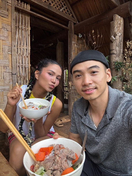 Tuấn Khôi thường xuyên nấu ăn cho H'hen Niê. Nàng hậu từng khoe được chồng nấu yến vào sáng sớm trước khi đi làm. Ảnh: FB Tuấn Khôi.