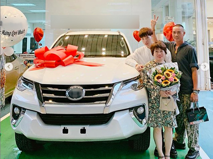 Theo Vietnamnet, bố mẹ Đức Phúc từng phá sản, phải bán nhà trả nợ. Khi gia đình khó khăn, Đức Phúc vừa đi học vừa thay bố mẹ đi giao chè ở Hà Nội, lấy bánh mì ở Hà Nội rồi gửi xe khách về quê cho bố mẹ bán. Ảnh: FB Đức Phúc.