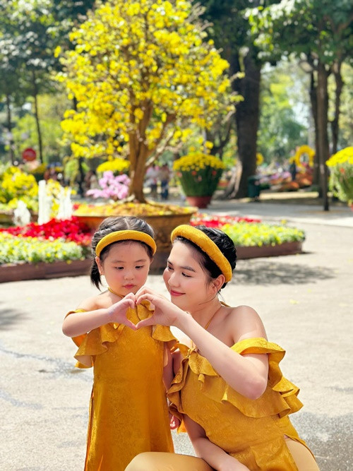 Sau khi nhận nuôi bé He, Ngọc Trinh càng khao khát có con.