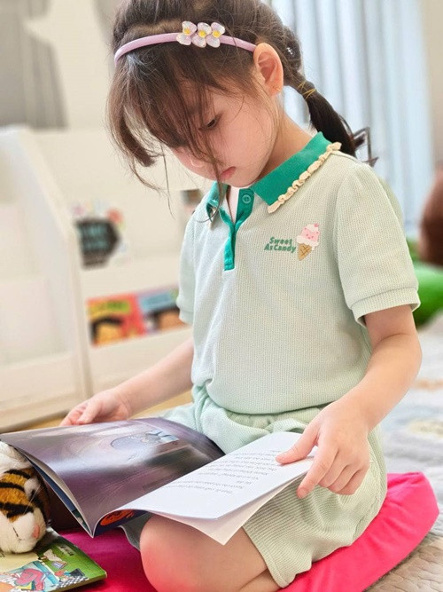 Bé He được Ngọc Trinh "lên đồ", xinh như công chúa.