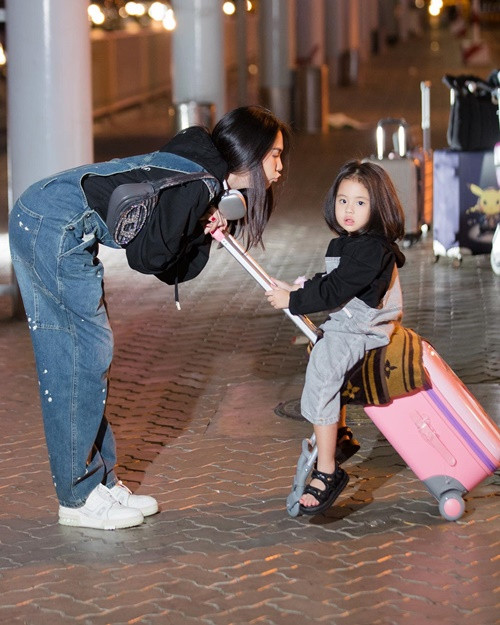 Nữ người mẫu chia sẻ, cô từng hứa với con gái cả hai sẽ thường xuyên đi du lịch. Tuy nhiên, đôi lúc, vì công việc quá bận rộn, Ngọc Trinh phải dời kế hoạch nghỉ dưỡng cùng bé He.