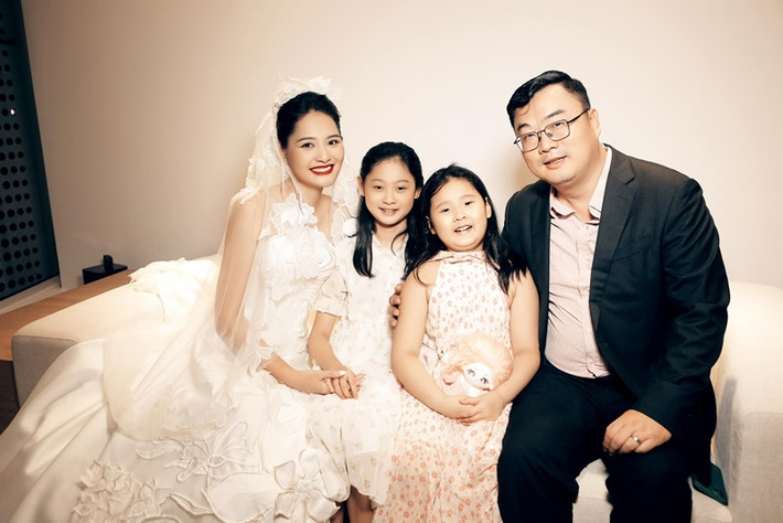 Hai con gái của Hương Giang đều đáng yêu, ngoan ngoãn. Ảnh: FB Hương Giang.