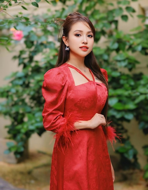 Trước đó, nữ MC nhận lỗi khi cá nhân hóa trải nghiệm uống sữa Hiup của con trai và quảng cáo đến mọi người. Người đẹp gửi lời xin lỗi đến khán giả. Ngoài ra, Vân Hugo nhấn mạnh, sữa Hiup bị nhầm nằm trong đường dây sữa giả bị triệt phá. Ảnh: FB Vân Hugo