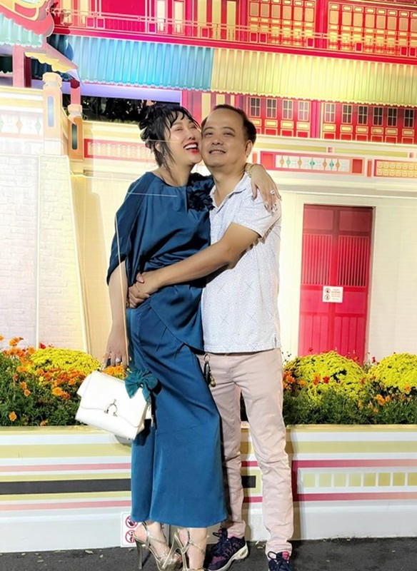 Phi Thanh Vân thường xuyên ăn mặc kín đáo khi sánh đôi cùng người yêu.