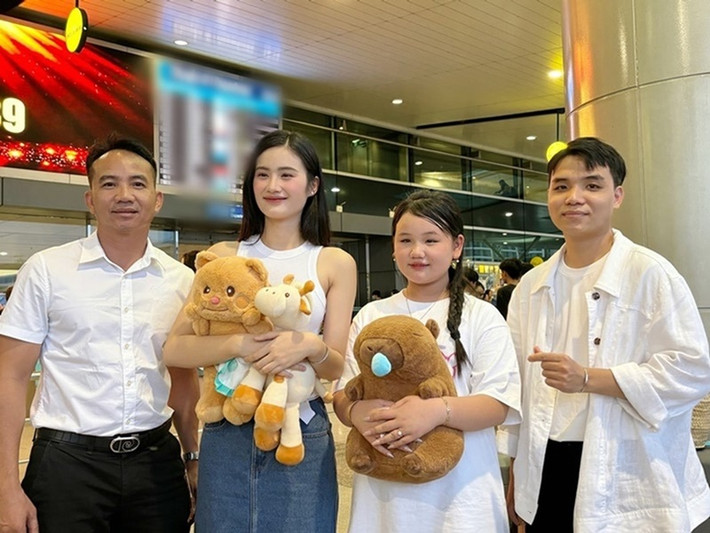 Cuối tháng 7/2024, Anh Kiệt (thứ hai bên trái) tiễn Ý Nhi lên đường trở lại Úc du học. Ảnh: FB Ý Nhi.