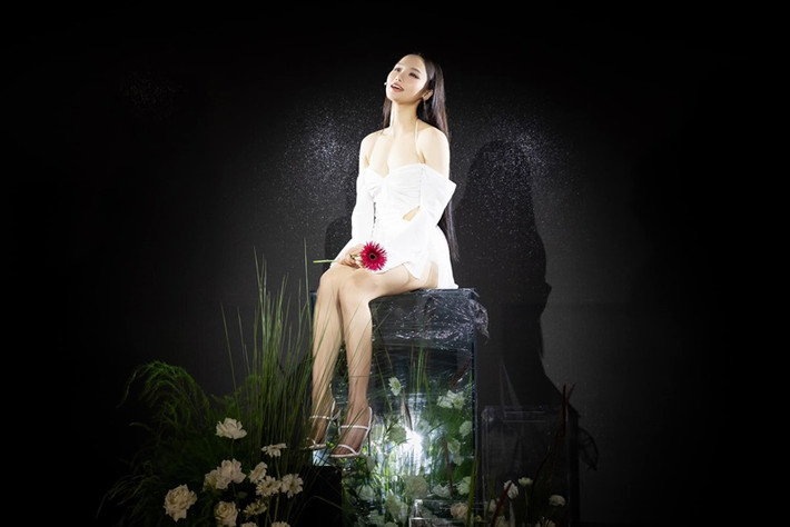 Ca sĩ Miu Lê từng chia sẻ trên Tiền Phong, cô là người may mắn trong ca hát, diễn xuất bên cạnh sự nỗ lực. "Tôi không được đào tạo qua trường lớp và chỉ là tay ngang vào nghề. Những điều tôi có được nhờ quan sát và học hỏi, tôi cũng cảm thấy mình may mắn", cô nói. Ảnh: FB Miu Lê.