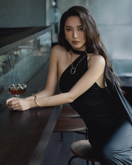 Bích Phương ban đầu gắn liền với hình ảnh nữ tính, kín đáo sau đó chuyển sang phong cách gợi cảm. Ảnh: FB Bích Phương.