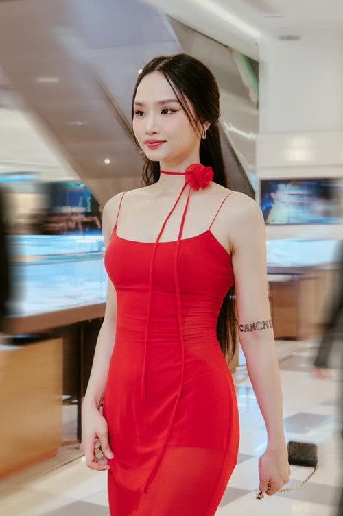 Miu Lê là một trong số 30 gương mặt của chương trình Em xinh say hi. Trong những năm qua, cô có nhiều ca khúc được yêu thích như: Giấc mơ thần tiên, Lặng thầm yêu, Giả vờ nhưng em yêu anh, Mình yêu từ bao giờ, Yêu một người có lẽ, Vì mẹ anh bắt chia tay. Ảnh: FB Miu Lê.
