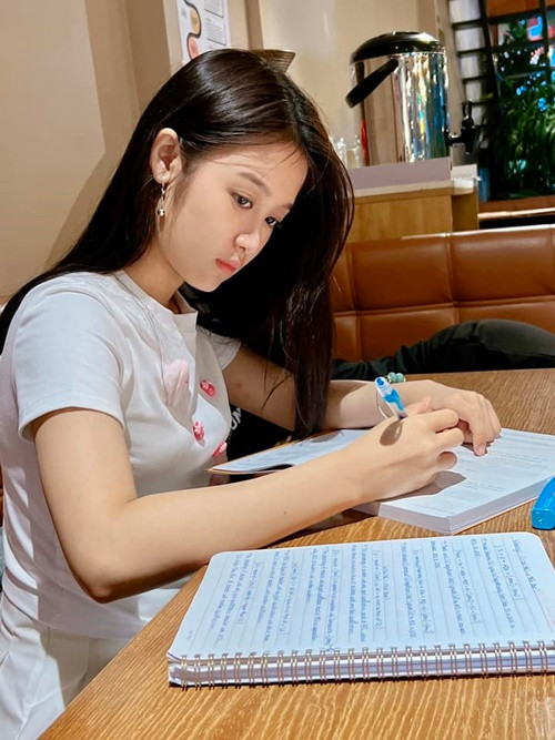 Nữ diễn viên sinh năm 2008 tranh thủ học bài mọi lúc mọi nơi. Ảnh: FB Bảo Ngọc.