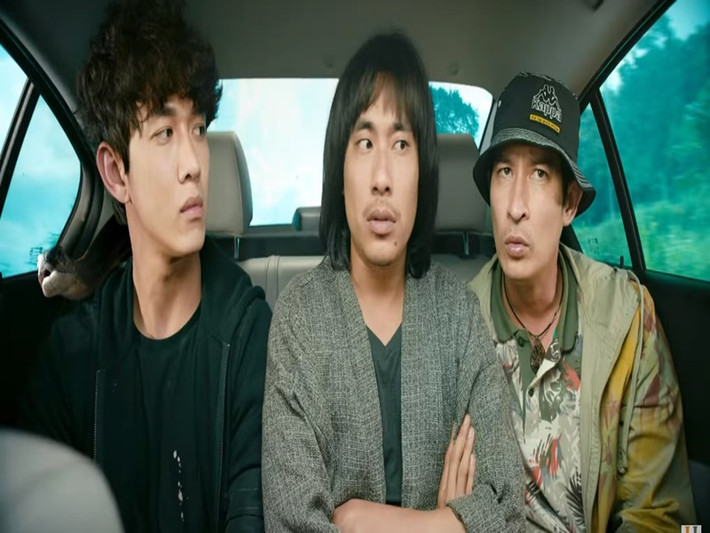 Kiều Minh Tuấn (giữa), Song Luân (ngoài cùng bên trái), Huy Khánh đóng chính phim Lật mặt 3: Ba chàng khuyết của Lý Hải. Nội dung phim kể về cuộc hành trình tìm kiếm người thân của ba chàng trai khuyết tật bị bỏ rơi từ nhỏ. Ảnh: Saostar.