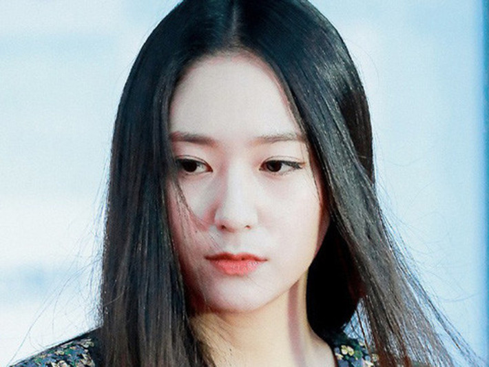 Người túc trực ngày đêm tại tang lễ của Sulli là Krystal. Tuy nhiên, vì không thể hiện sự tiếc thương trên mạng xã hội, Krystal bị một bộ phận khán giả Hàn Quốc chỉ trích.