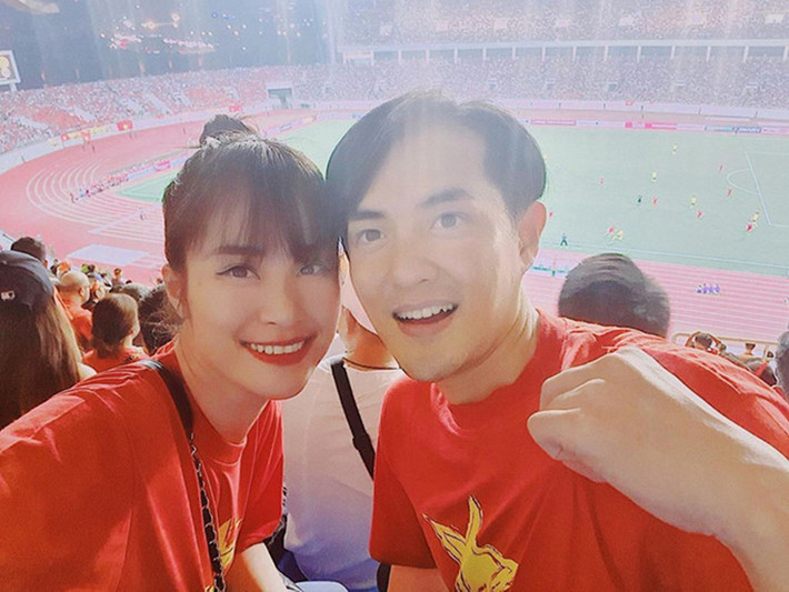 Ông Cao Thắng - Đông Nhi có mặt tại sân thi đấu để cổ vũ Quang Hải và các đồng đội.