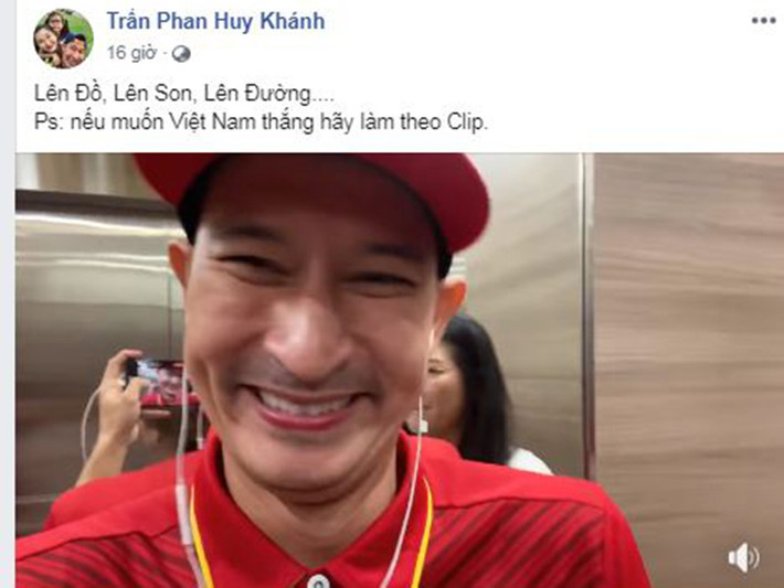 Diễn viên Huy Khánh tô son đỏ, mặc áo đỏ và đội mũ đỏ để cổ vũ đội tuyển Việt Nam.