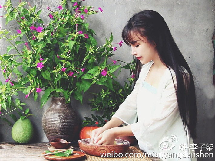 Tử Thất xây dựng hình ảnh cô thôn nữ vừa xinh đẹp vừa tháo vát, mạnh mẽ.