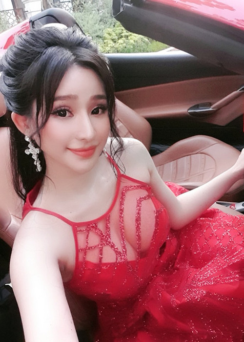 Khi dự sự kiện hay ở đời thường, vợ cũ của Hồ Quang Hiếu đều chuộng váy áo khoe triệt để lợi thế ngoại hình.