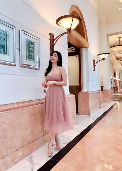 Khi gắn bó với Quang Lê, Thanh Bi được bạn trai đại gia hậu thuẫn. Năm 2018, hot girl chia sẻ, cô chưa có ai sau khi chia tay Quang Lê.