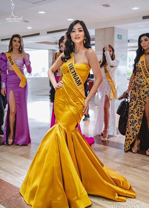 Đại diện Việt Nam chọn vị trí đắc địa đồng thời tạo dáng không đụng hàng với ai để trở thành tâm điểm chú ý tại cuộc thi.