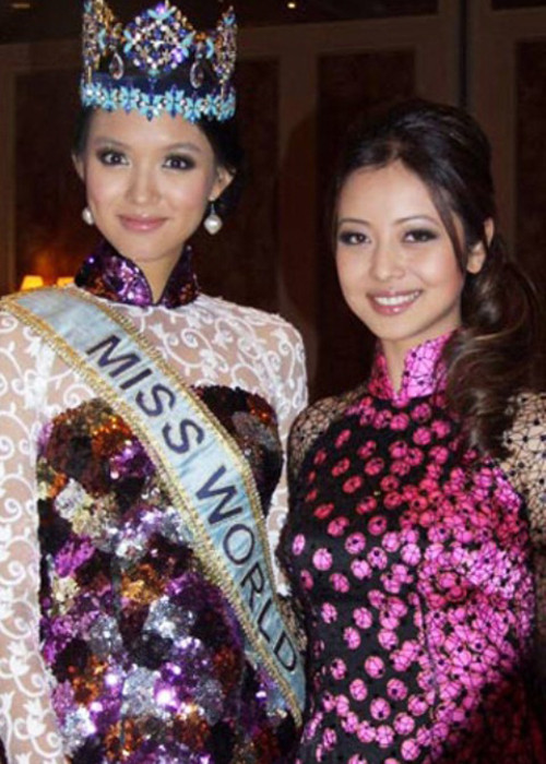 Hoa hậu Thế giới 2007 Trương Tử Lâm từng đọ vẻ duyên dáng cùng Jennifer Phạm khi mặc áo dài. Ảnh: Ngôi sao