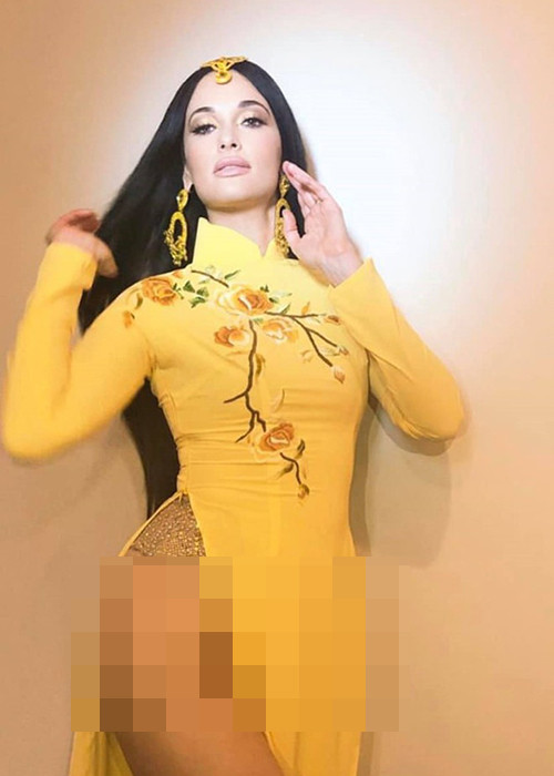 Ca sĩ Mỹ mặc áo dài không quần đang bị chỉ trích dữ dội. Theo đó, Kacey Musgraves mặc áo dài Việt Nam nhưng “quên” mặc quần và có những hình ảnh tạo dáng vô cùng phản cảm.